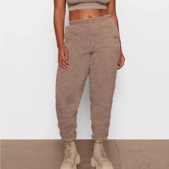 SKIMS Pants - SKIMS  Sherpa Jogger - Desert - S